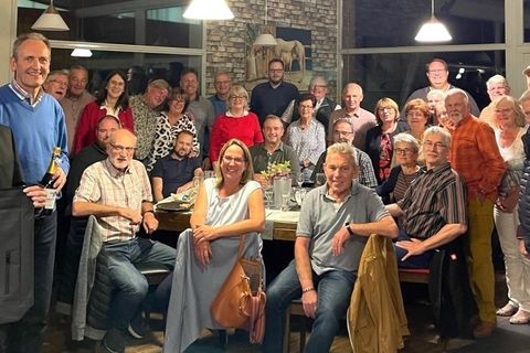 Bernd Zimmermann mit seinem neuen „Brühler Rucksack“ (li) und Bürgermeister Dr. Ralf Göck mit „Stickelspitzer-Sekt“ und einer Freikarte für die Kollerfähre sowie alle Gäste und Gastgeber des jährlichen Otterstadt-Brühler Ratstreffens.
