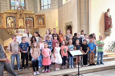 V.li.n.re: Jochen Ungerer führt durch das Programm mit dem Jahnschul-Kinderchor und den Lehrerinnen Veronique Becker und Anne Kathrin Bade.