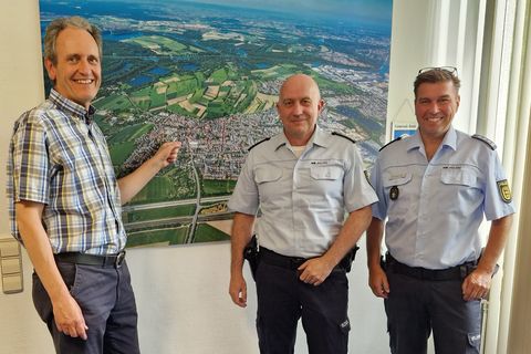 Bürgermeister Dr. Ralf Göck zeigt Marco Gasteiger (Bildmitte) und Armin Öchsner neuralgische Punkte am Luftbild 