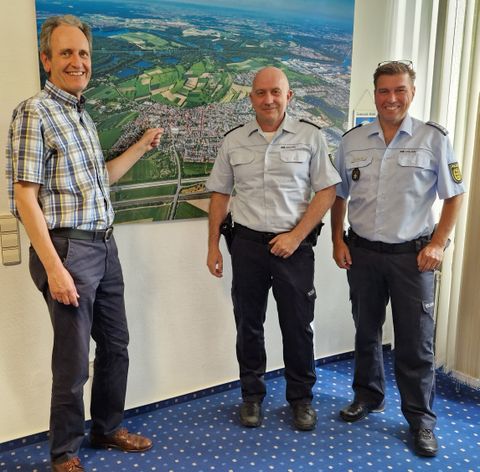 Bürgermeister Dr. Ralf Göck zeigt Marco Gasteiger (Bildmitte) und Armin Öchsner neuralgische Punkte am Luftbild 