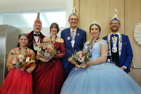 Brühler und Rohrhofer Prinzessinnen und Präsidenten in der Festhalle vereint: Angelina I. außer Rand und Band, „Göggel“-Vize Bernhard Motzenbäcker, Prinzessin Melanie Jasmin I. mit karnevalistischem Herzen, Bürgermeister Dr. Ralf Göck, Kollerkrotten-Prinz