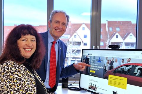 Elke Weber zeigt Bürgermeister Dr. Ralf Göck, wie eine der neuen Anwendungen funktioniert.