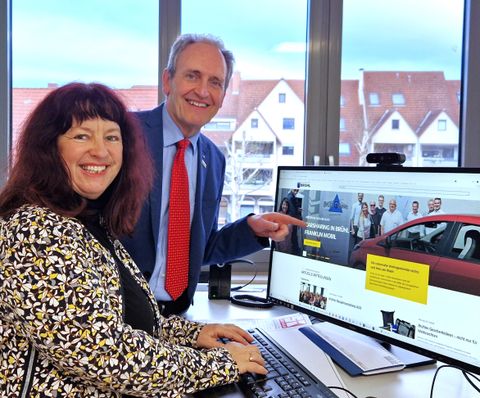 Elke Weber zeigt Bürgermeister Dr. Ralf Göck, wie eine der neuen Anwendungen funktioniert.