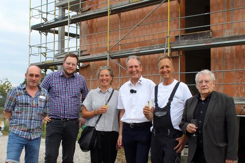Waren aktiv für das Projekt: Gemeinde-Architekt Chris Oelsner, Kämmerer Andreas Willemsen, Architektin Lisa Barucco, Bürgermeister Dr. Ralf Göck, Dachdecker Alois Baumann mit dem Richtspruch und Architekt Günter Pfeifer.