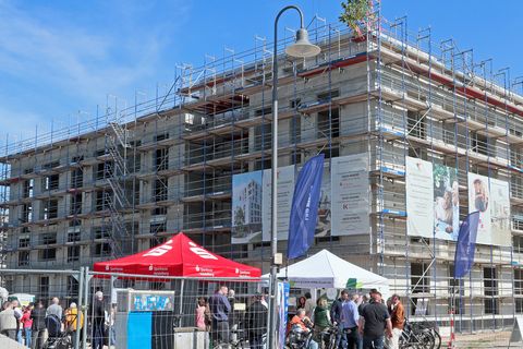 Das Betreute Wohnen zwischen Schrankenbuckel und der neuen Straße „Weixdorfer Ring“ mit seinen vier bis sieben Geschossen steht im Rohbau und soll Ende 2026 bezogen werden.