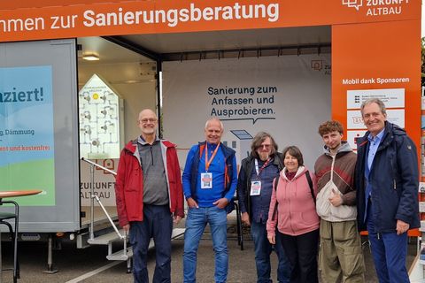 Über den guten Zulauf beim Sanierungsmobil freuen sich (v.l.) Joachim Schmidt, Energieberater Rüdiger Menz, Energieberater Jean-Paul Fix, Klimaschutzmanagerin Birgit Sehls, Mikołaj Sobkowiak (Betreuung Sanierungsmobil) und Bürgermeister Dr. Ralf Göck.