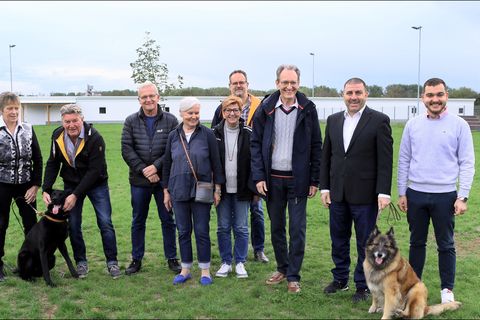 Die Festgäste, Vereins- und Gemeinderatsmitglieder, besichtigten auch die 15 neuen Hundezwinger samt Technikraum.