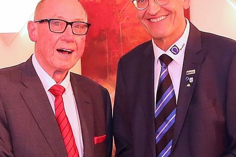 Bürgermeister Dr. Ralf Göck ehrt Roland Schnepf