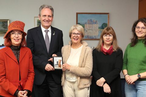 Bei der Spendenübergabe: v.l. Monika Walliser, Bürgermeister Dr. Ralf Göck, Christel Stierle, Hanne Plattner und Kulturbeauftragte Katja Rheude 