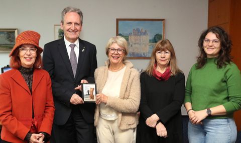 Bei der Spendenübergabe: v.l. Monika Walliser, Bürgermeister Dr. Ralf Göck, Christel Stierle, Hanne Plattner und Kulturbeauftragte Katja Rheude 