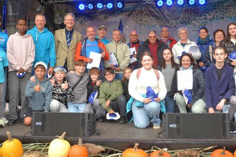 Die radelaktivsten Brühlerinnen und Brühler versammelten sich auf der Festbühne 