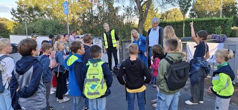 Hier wird spannendes Fledermauswissen vermittelt - die Kinder sind total engagiert dabei