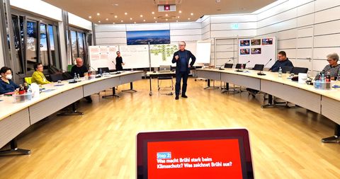 Detlev Bernhart von der Agentur Château Louis führte durch den Abend des Workshops.