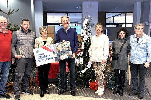Dass Kinderwünsche in Erfüllung gehen, dafür sorgen (v.l.n.re.): Gerhard Luksch (Verein Rohrhöfer Göggel), Max Nobis (Förderer), Alexandra Halkenhäuser (MVV, Förderer), Dr. Ralf Göck (Bürgermeister Gemeinde Brühl), Bettina Weis, Maike Fissl (beide Sparkas