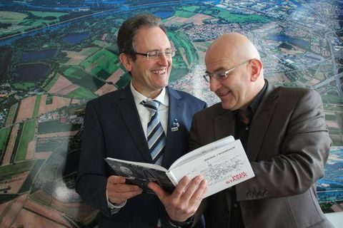 Paul Stasek (rechts) zeigt Brühls Bürgermeister Dr. Ralf Göck seine „Zeichnungen“