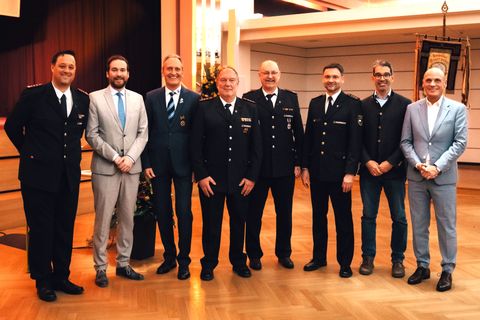 v. l. Kommandant Marco Krupp, Andreas Sturm MdL, Bürgermeister Dr. Ralf Göck, Ehrenkommandant Stefan Mehlich, Stabsführer Andreas Schließer, Vorsitzender des Kreisfeuerwehrverbands Silvio Schädel, Dr. Andre Baumann MdL, Daniel Born MdL