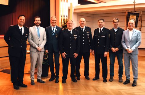 v. l. Kommandant Marco Krupp, Andreas Sturm MdL, Bürgermeister Dr. Ralf Göck, Ehrenkommandant Stefan Mehlich, Stabsführer Andreas Schließer, Vorsitzender des Kreisfeuerwehrverbands Silvio Schädel, Dr. Andre Baumann MdL, Daniel Born MdL